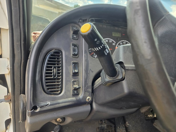 2007-freightliner-m2-106-image-54