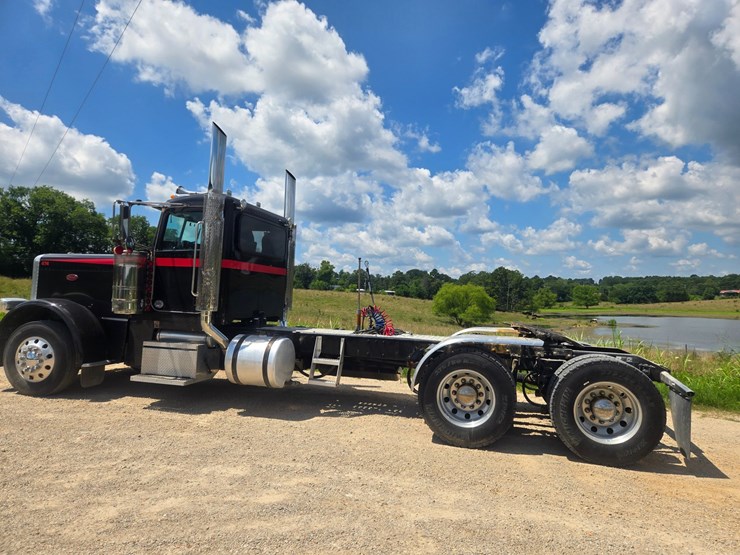 2016-peterbilt-389-image-8