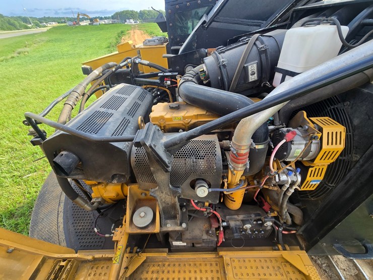 2015-caterpillar-521b-image-21