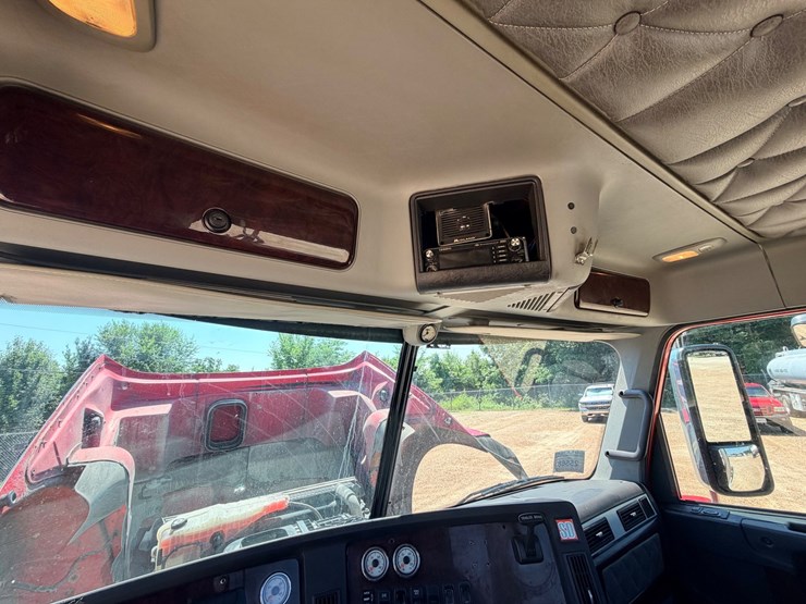 2016-freightliner-122sd-image-114