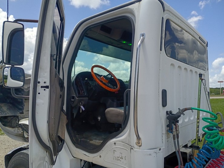2008-freightliner-m2-106-image-31