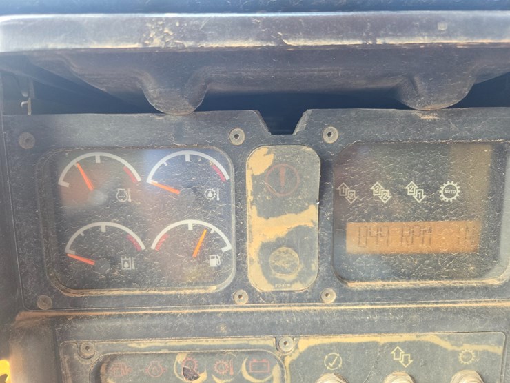2005-caterpillar-d5n-xl-image-31