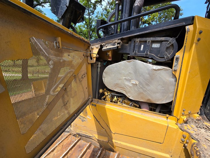 2019-caterpillar-d6-image-17