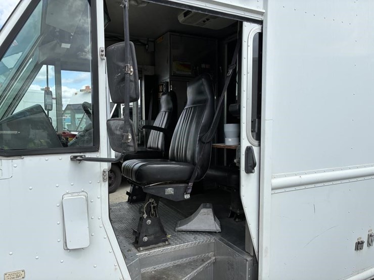 2008-workhorse-w62-image-18