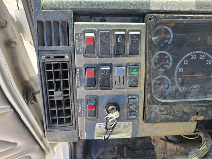 2001-freightliner-fl70-image-52