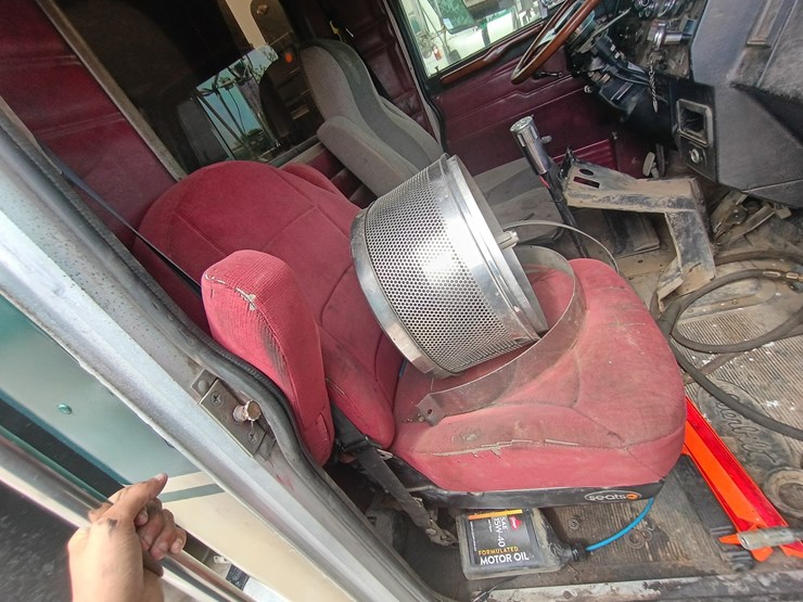 1997-peterbilt-379-image-48