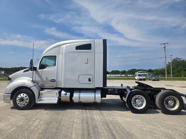 2018-kenworth-t680-image-8