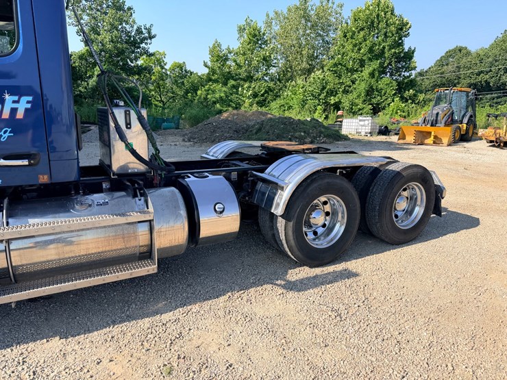 2021-peterbilt-579-image-30