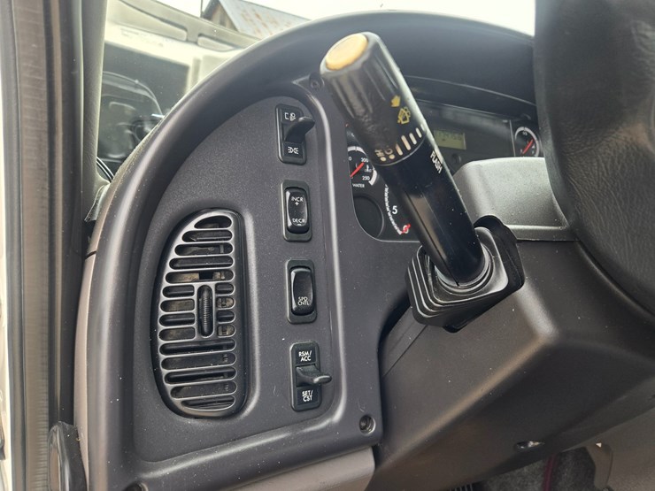 2010-freightliner-m2-106-image-68