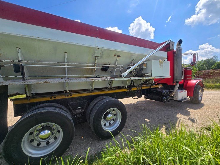 2009-peterbilt-367-image-16