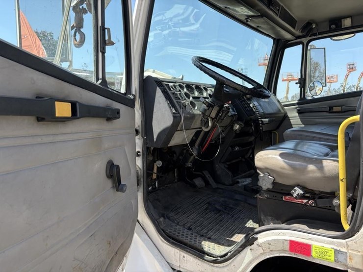 2000-freightliner-fl80-image-32
