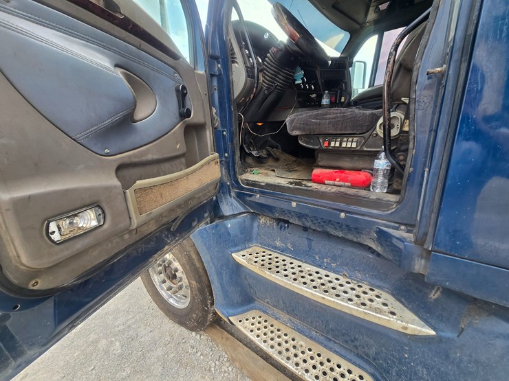 2011-kenworth-t700-image-56