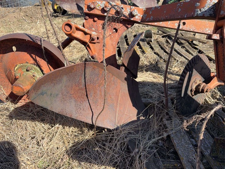 john-deere-three-point-three-bottom-plow-image-14