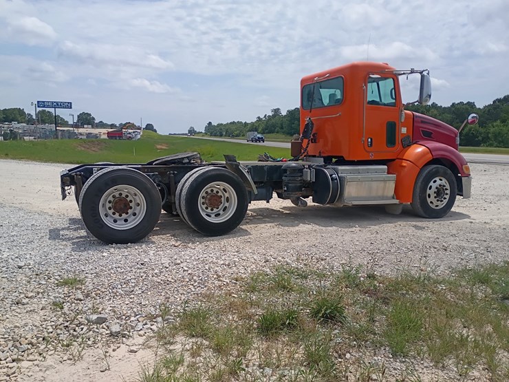2012-peterbilt-384-image-10