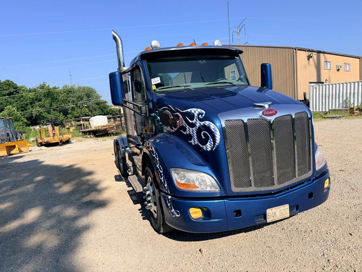 2021-peterbilt-579-image-27