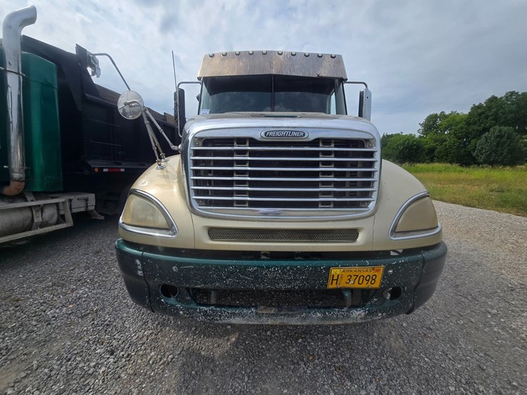 2009-freightliner-columbia-120-image-15