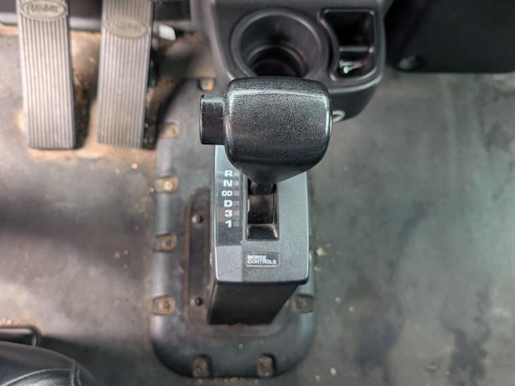 2010-peterbilt-335-image-34