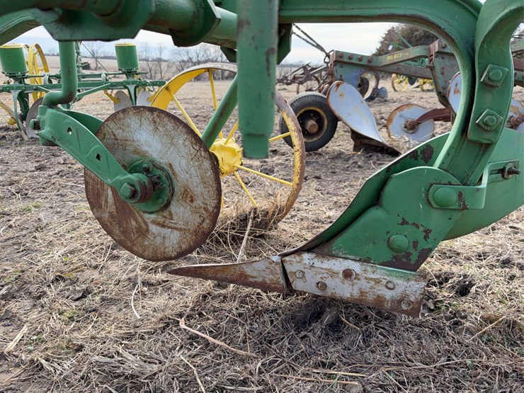 john-deere-pull-type-two-bottom-plow-image-16