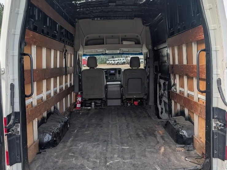 2013-nissan-nv3500-image-21