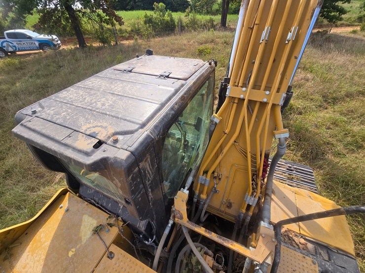 2019-caterpillar-320-image-33