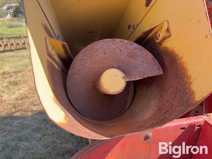 new-holland-352-image-10