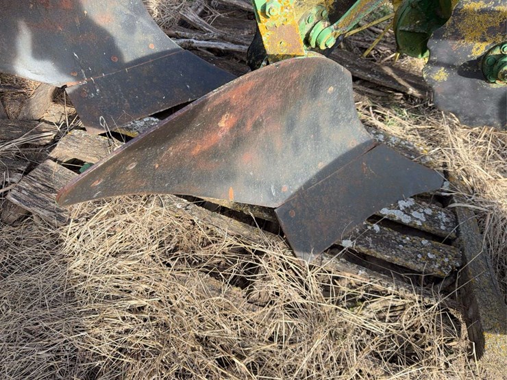 john-deere-pull-type-three-bottom-plow-image-15