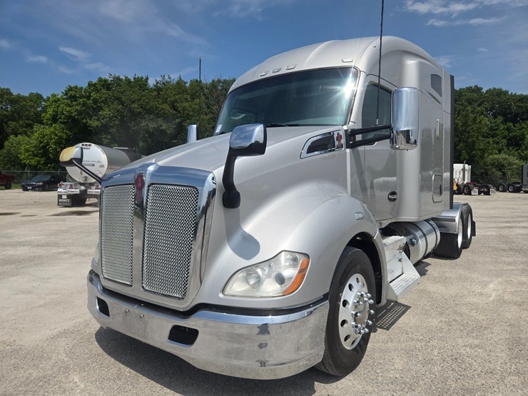 2019-kenworth-t680-image-1