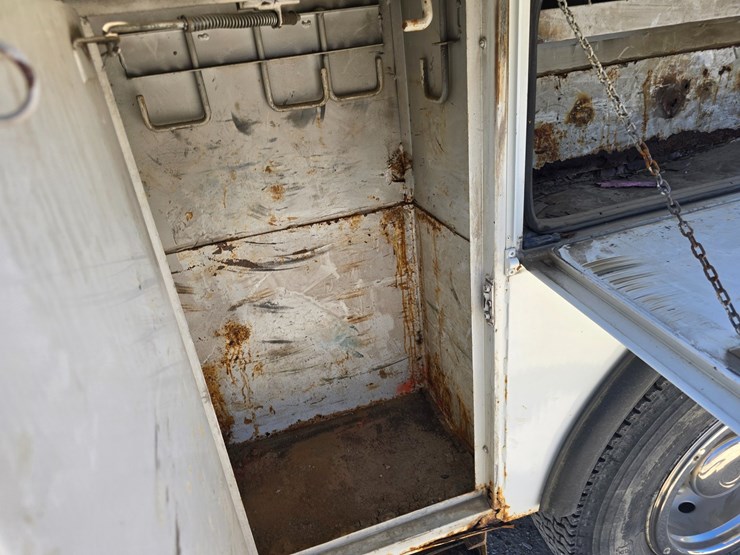 2001-freightliner-fl70-image-65