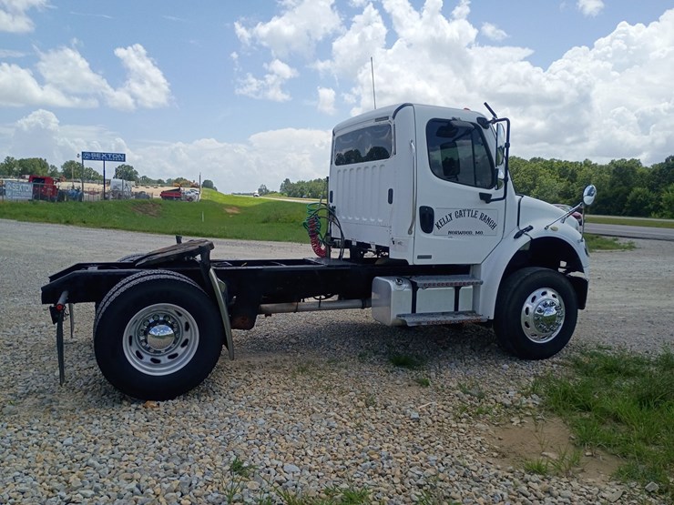 2008-freightliner-m2-106-image-10