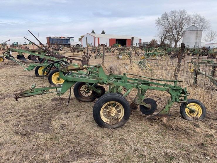 john-deere-pull-type-three-bottom-plow-image-2