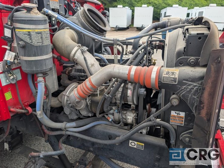2010-peterbilt-335-image-38