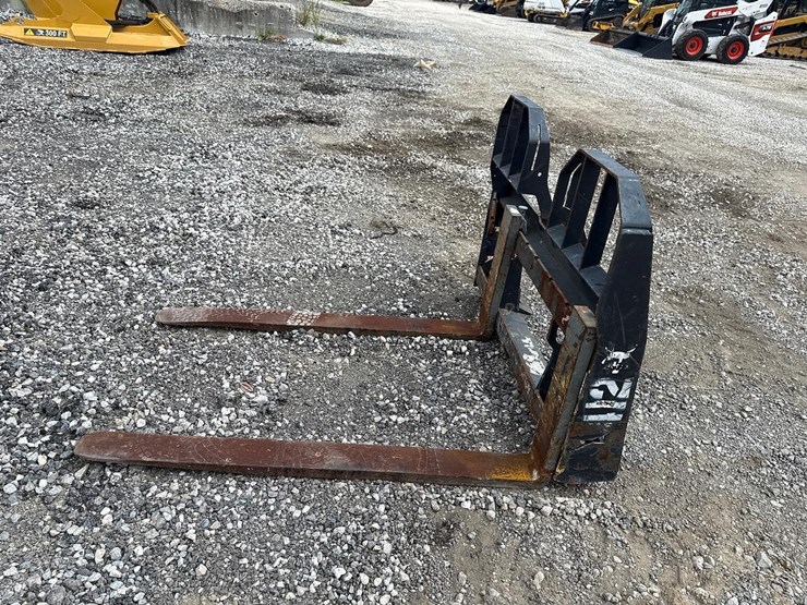 bobcat-48"-hd-skid-steer-forks-image-2