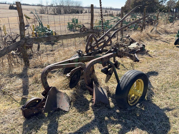 john-deere-pull-type-two-bottom-plow-image-5