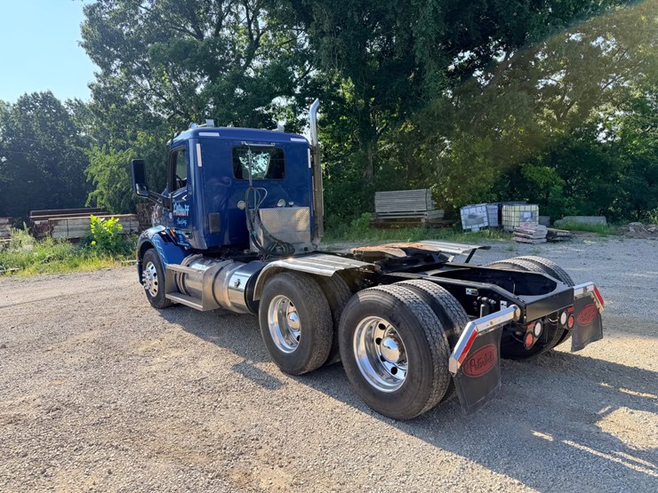 2021-peterbilt-579-image-12
