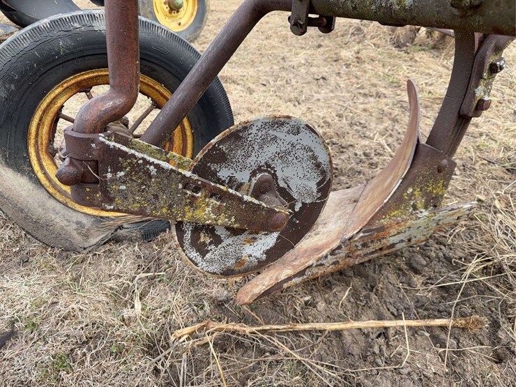 john-deere-pull-type-three-bottom-plow-image-30