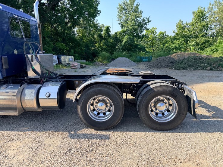 2021-peterbilt-579-image-32