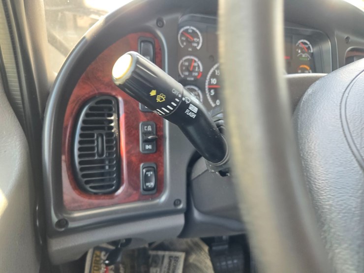 2018-freightliner-m2-106-image-53