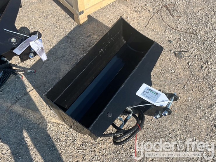 unused-tpm-32"-hydraulic-tilt-bucket,-1"-pin-hole-c/w-hydraulic-hoses-to-suit-0.8-1.4-ton-mini-excavators-image-1