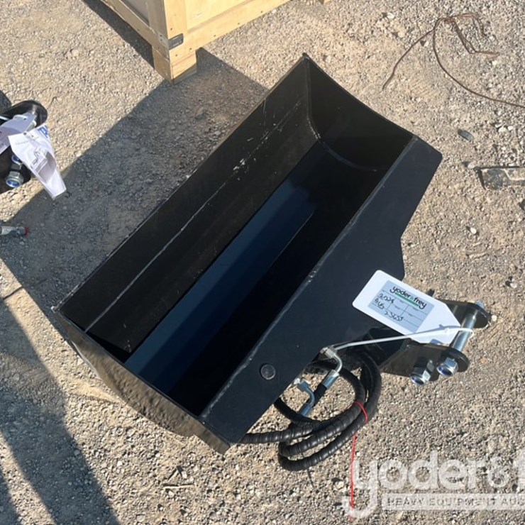 Unused TPM 32" Hydraulic Tilt Bucket, 1" Pin Hole c/w Hydraulic Hoses to suit 0.8-1.4 Ton Mini Excavators