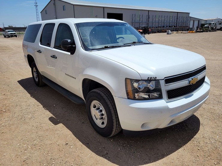 2013-chevrolet-suburban-image-2