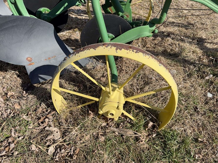 john-deere-pull-type-three-bottom-plow-image-9