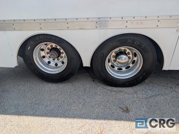 2009-peterbilt-335-image-16