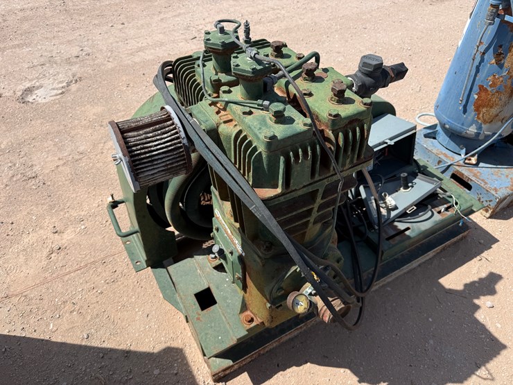 qunicy-model-390,-69.2-cfm-/-200-psi-industrial-air-compressor-mtd-on-skid-image-1