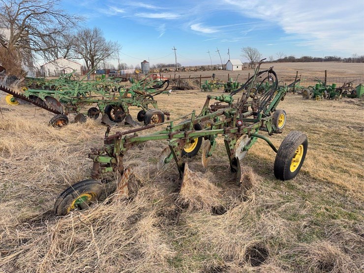 john-deere-pull-type-three-bottom-plow-image-9