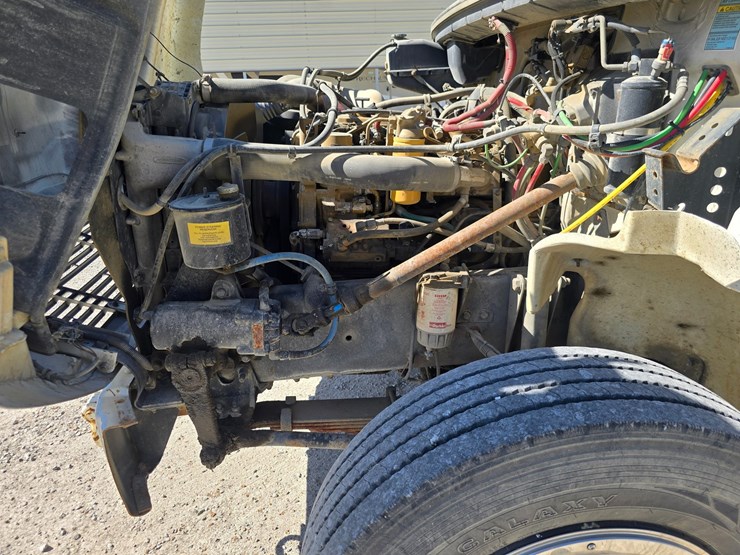 2001-freightliner-fl70-image-31