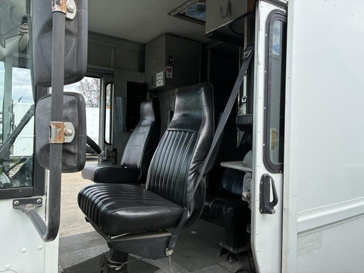 2002-workhorse-p42-image-18