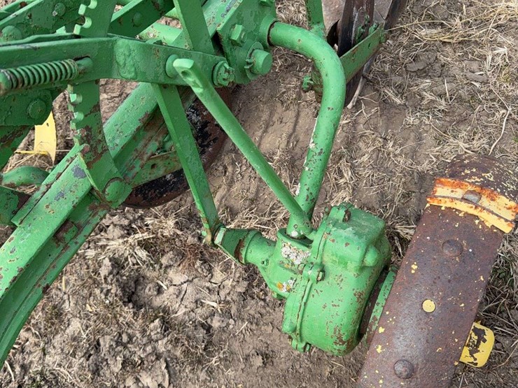 john-deere-pull-type-two-bottom-plow-image-11