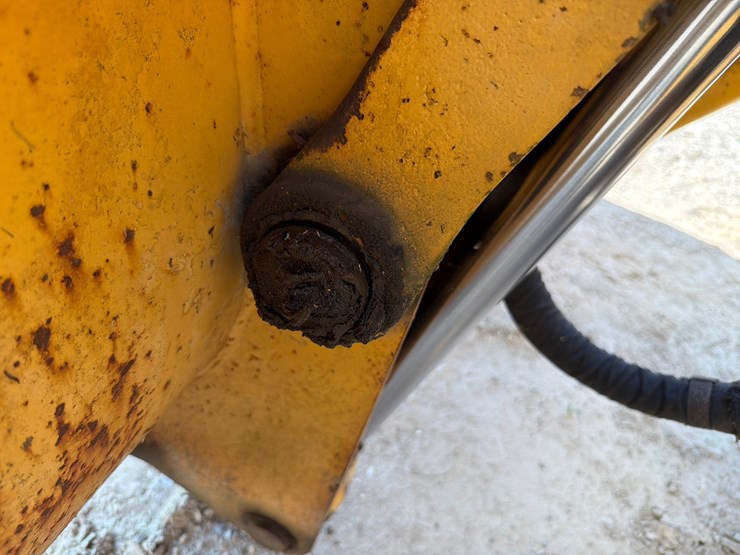 2000-deere-710d-image-56