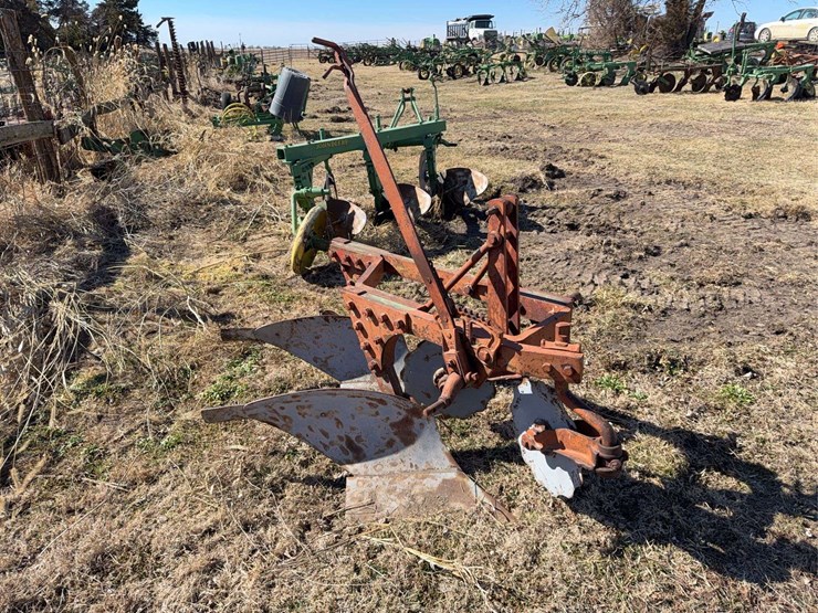 john-deere-three-point-two-bottom-plow-image-7