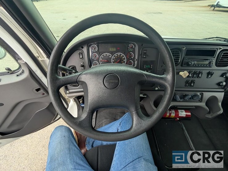 2011-freightliner-m2-stakebed-truck-image-4